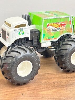 Hot Wheels Monster Truck Will Trash It All Garbage Rubbish 1:24 White Green 2019